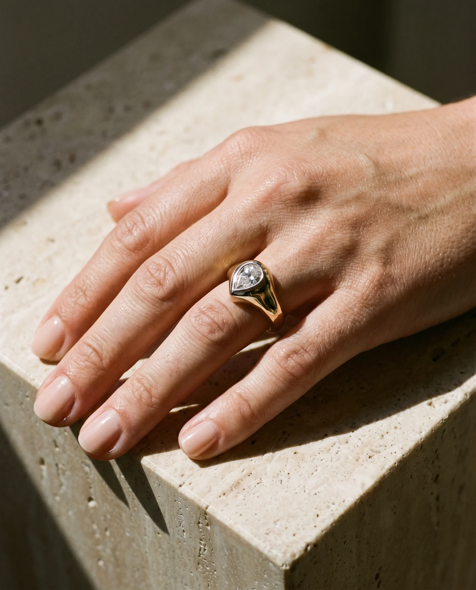 Éclat d'Or, bague or jaune, pièce unique MILLE 618 N° 016 — portée