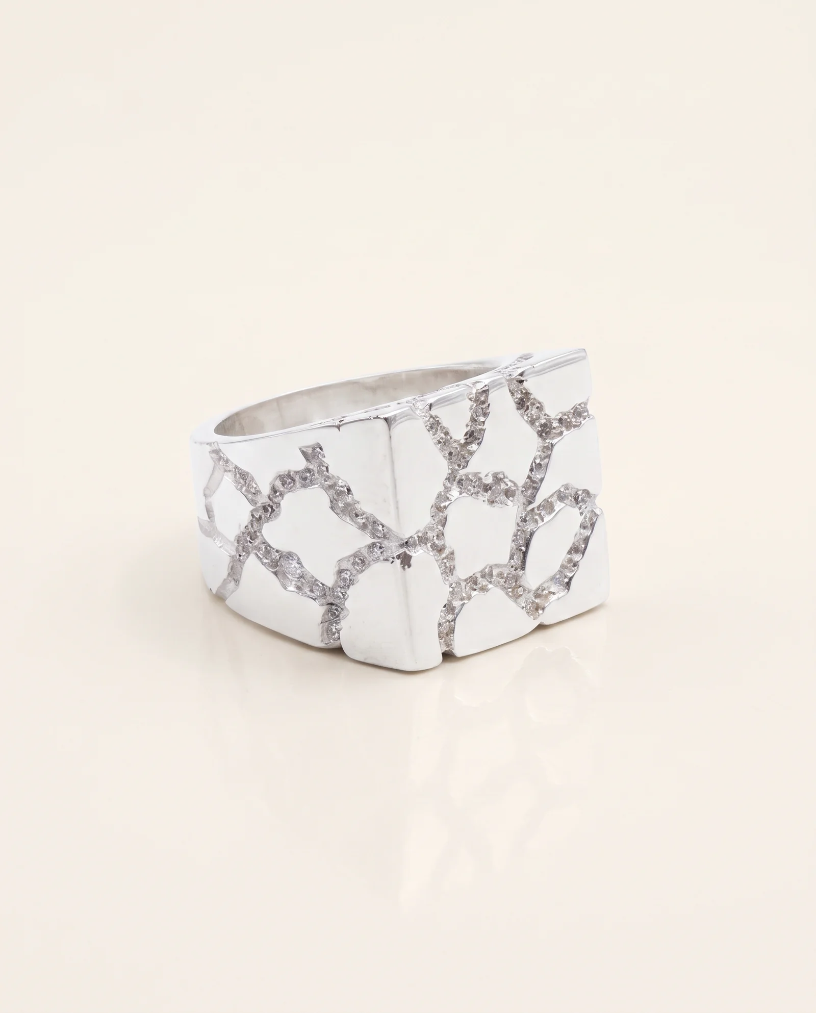 L'Entaille, chevalière métal blanc poli miroir, pièce unique MILLE 618 N° 004