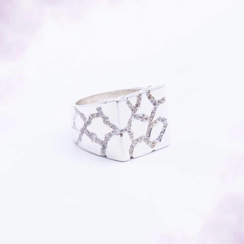 L'Entaille, chevalière métal blanc poli miroir, pièce unique MILLE 618 N° 004 — photo d'atelier d'origine
