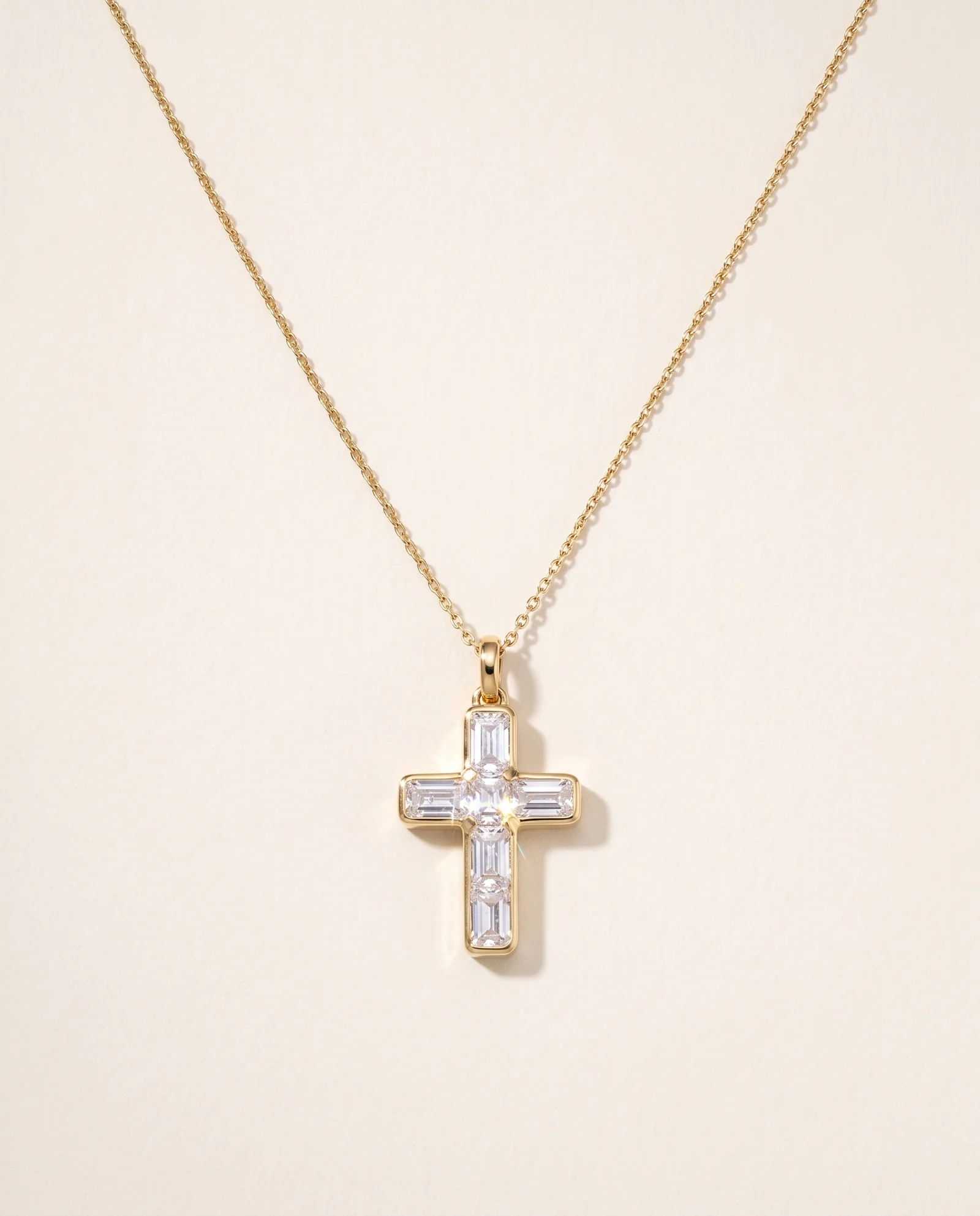 La Croix, pendentif or jaune, chaîne fine, pièce unique MILLE 618 N° 022