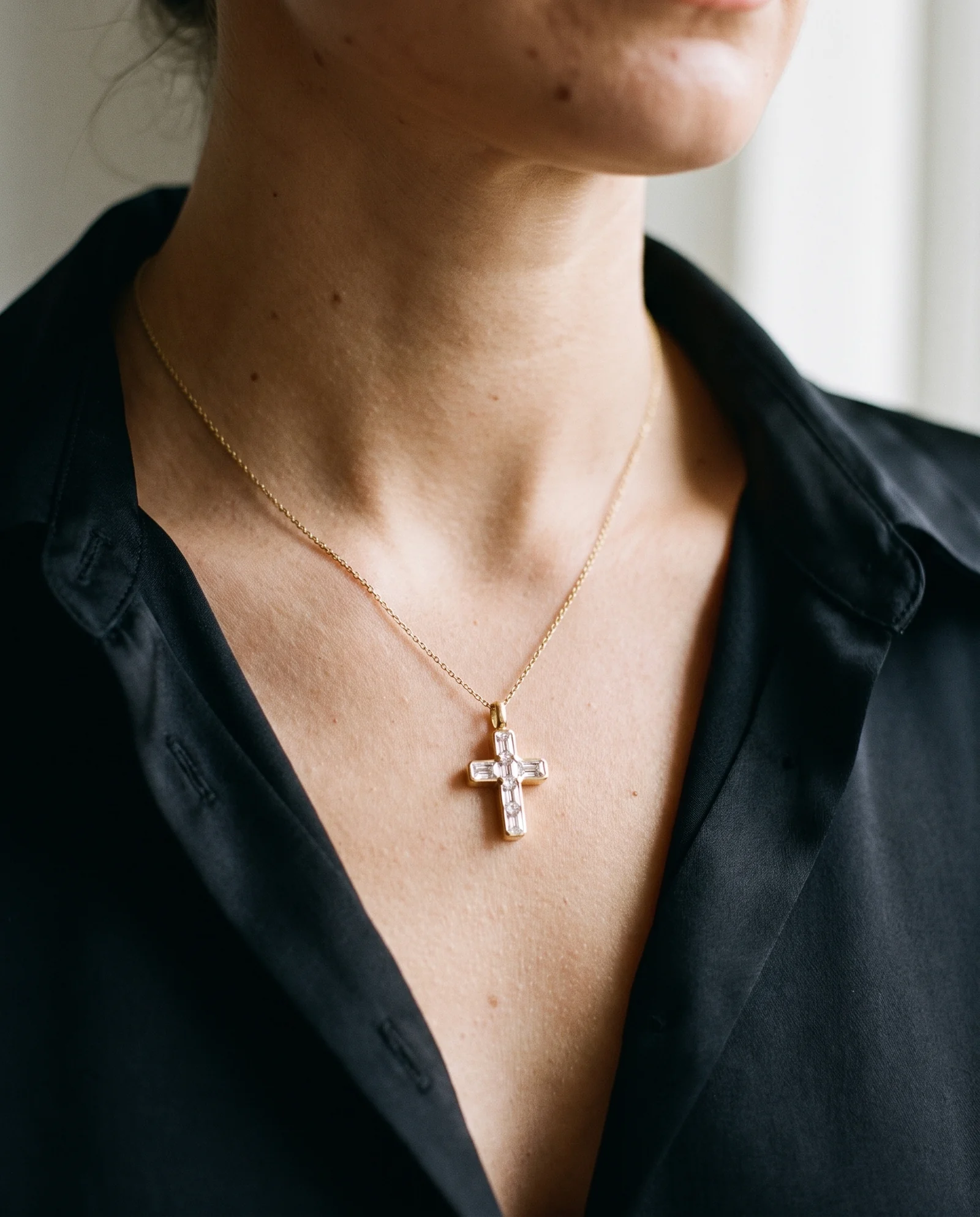 La Croix, pendentif or jaune, chaîne fine, pièce unique MILLE 618 N° 022 — portée