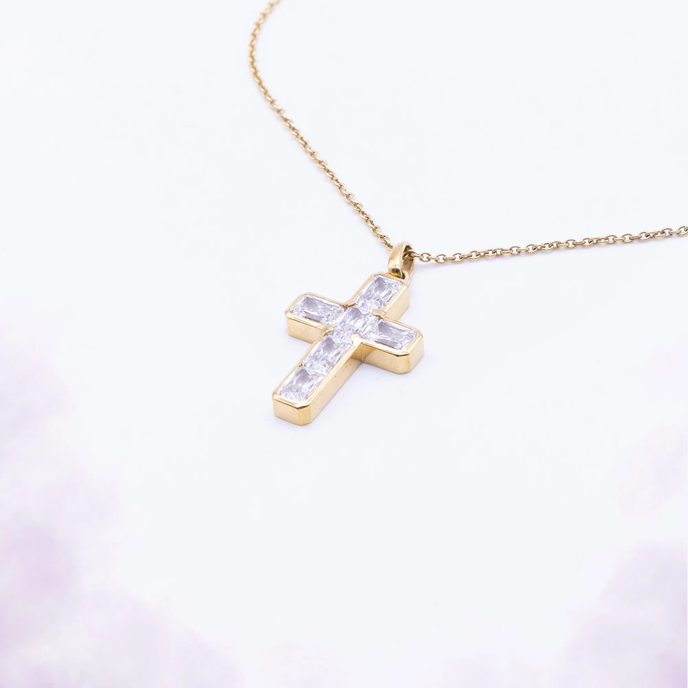 La Croix, pendentif or jaune, chaîne fine, pièce unique MILLE 618 N° 022 — photo d'atelier d'origine