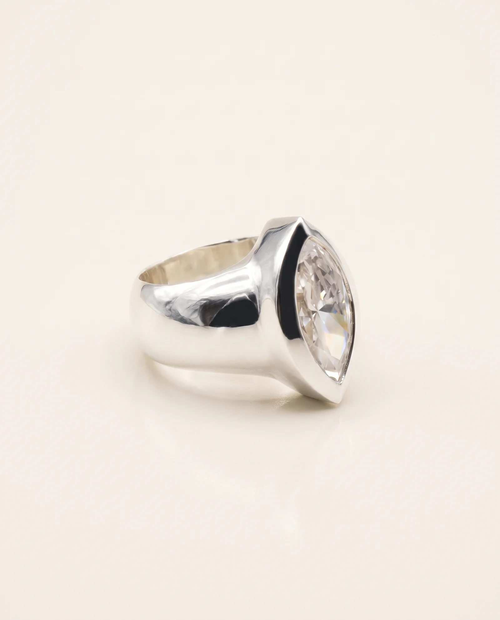 La Navette, bague métal blanc poli miroir, pièce unique MILLE 618 N° 019