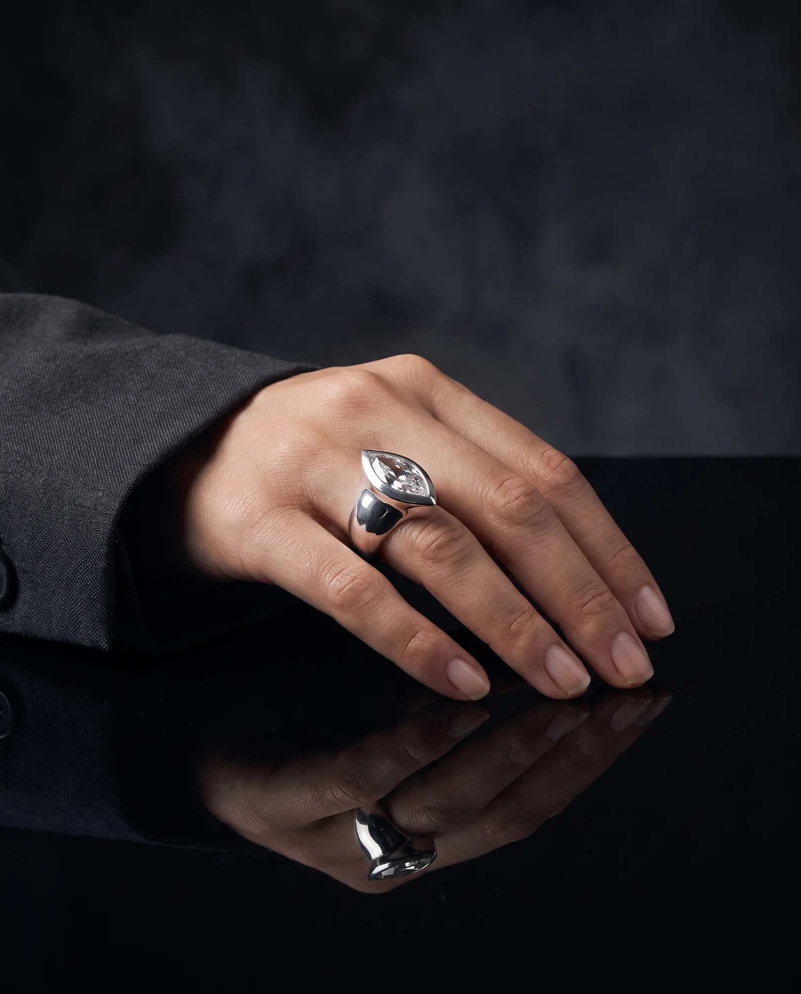 La Navette, bague métal blanc poli miroir, pièce unique MILLE 618 N° 019 — portée