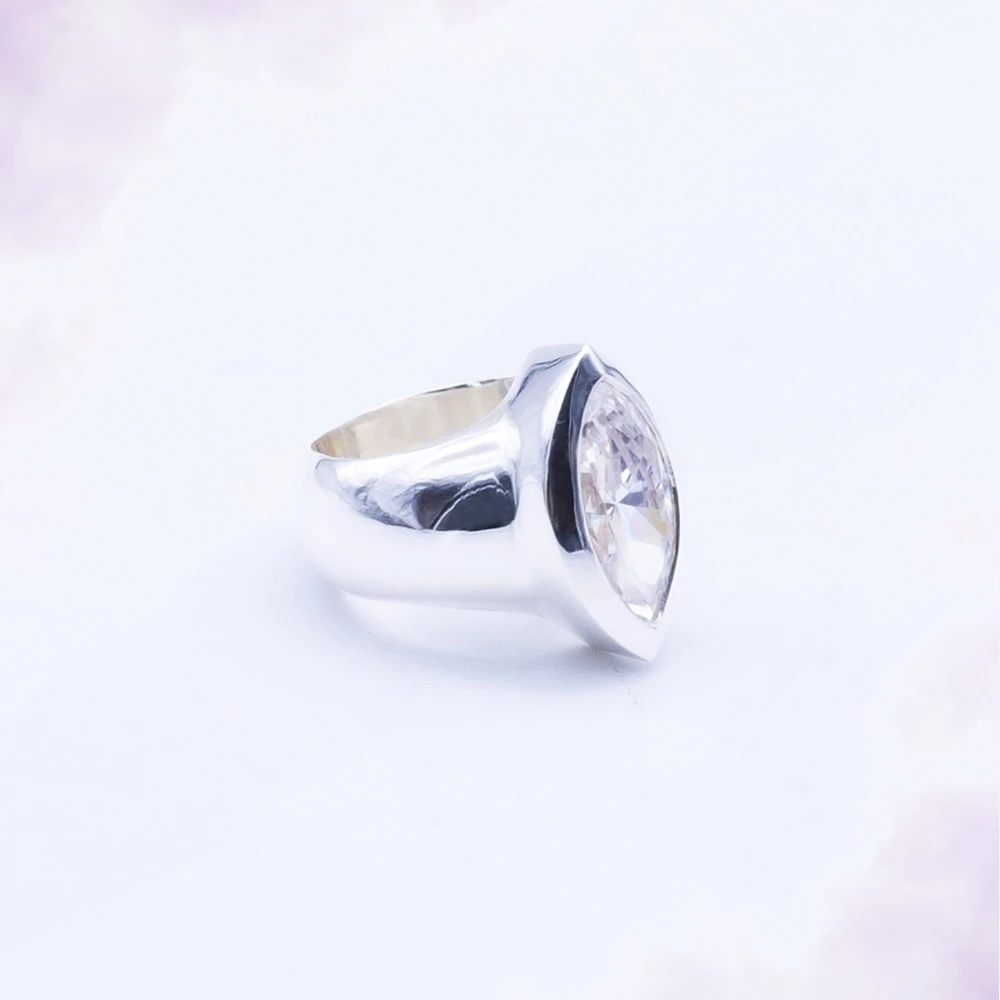 La Navette, bague métal blanc poli miroir, pièce unique MILLE 618 N° 019 — photo d'atelier d'origine