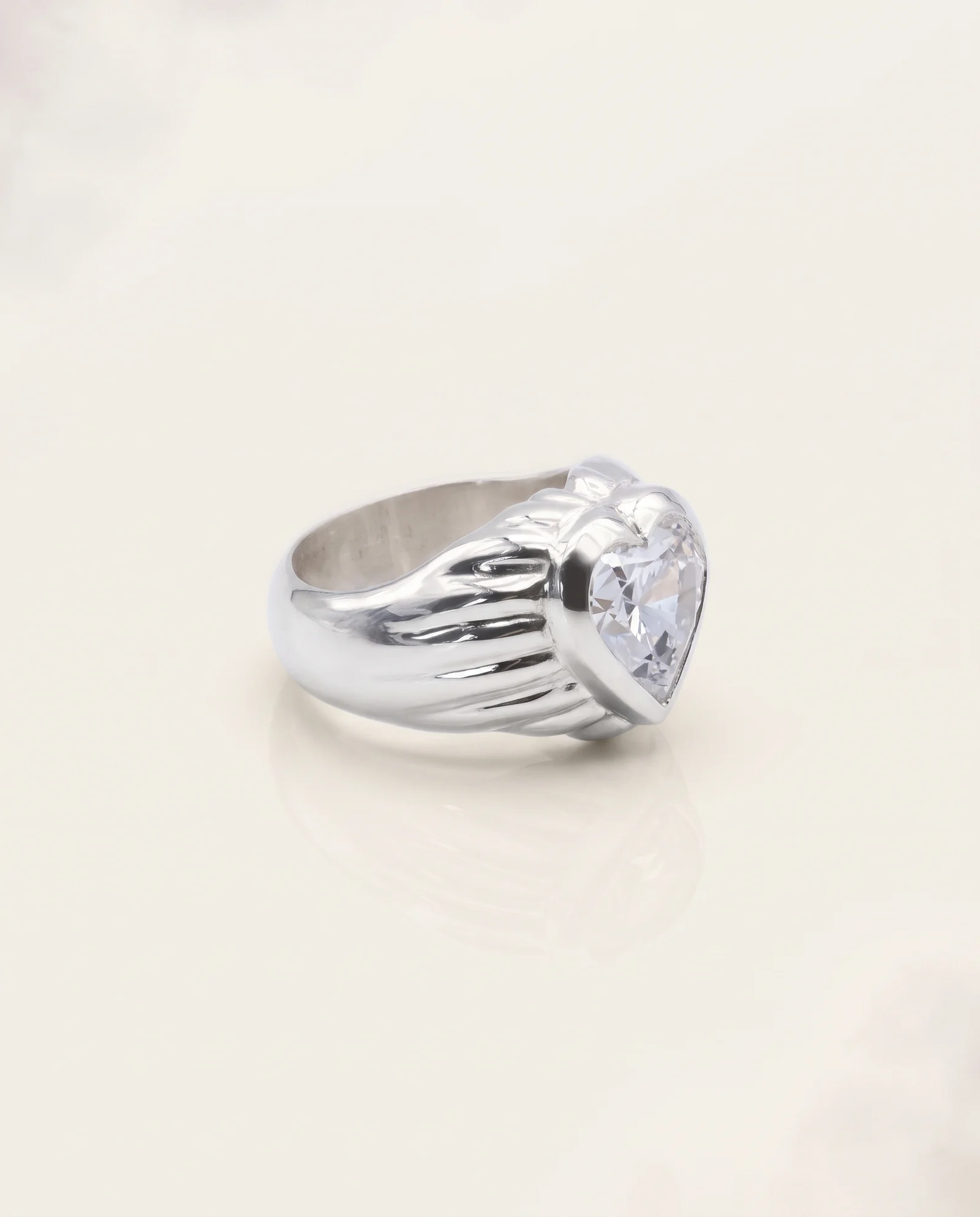 Le Cœur, bague métal blanc, épaules sculptées, pièce unique MILLE 618 N° 018