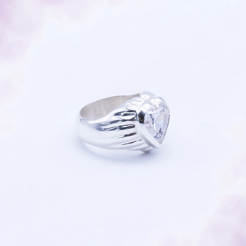 Le Cœur, bague métal blanc, épaules sculptées, pièce unique MILLE 618 N° 018 — photo d'atelier d'origine