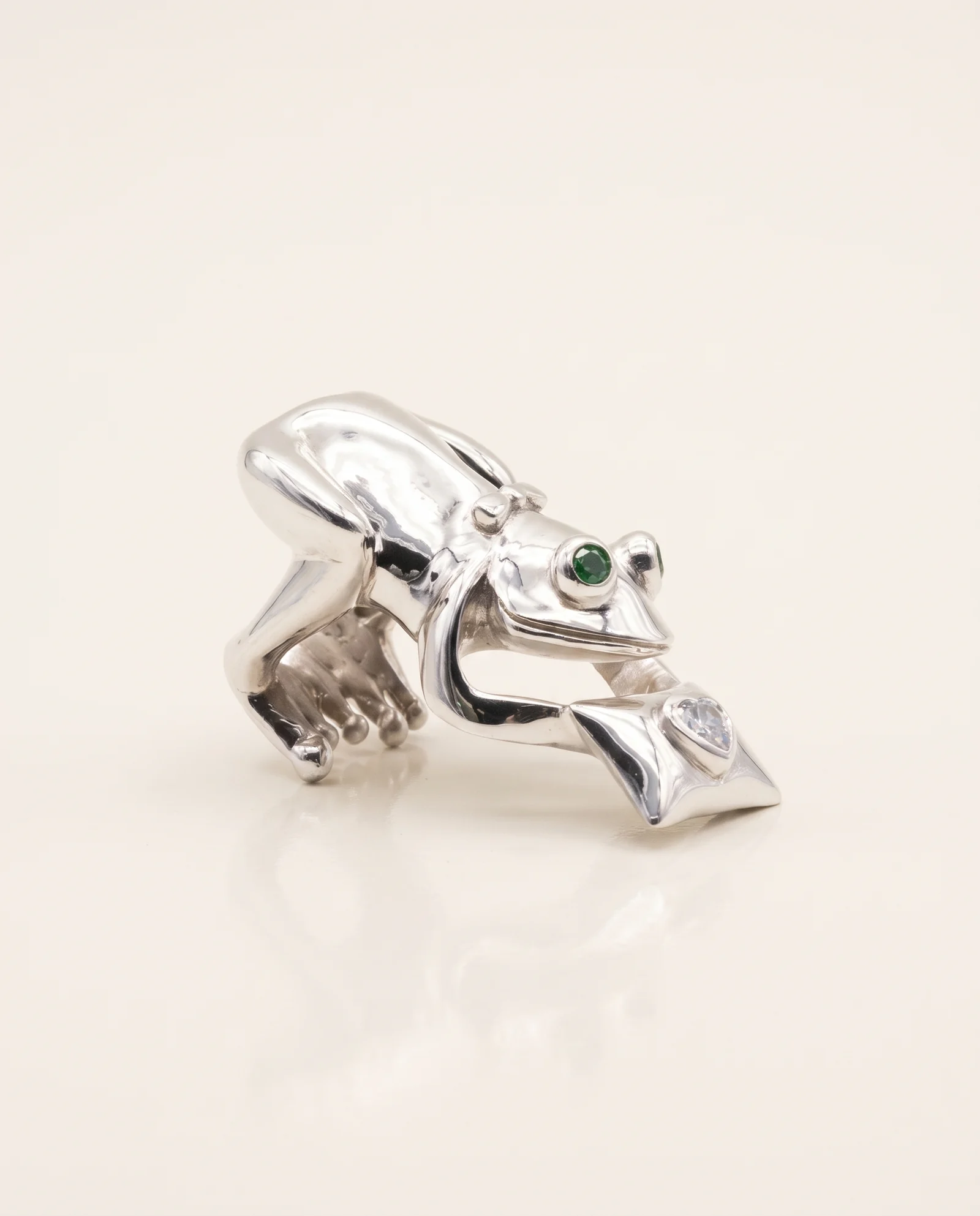 Le Crapaud, bague métal blanc poli miroir, pièce unique MILLE 618 N° 001
