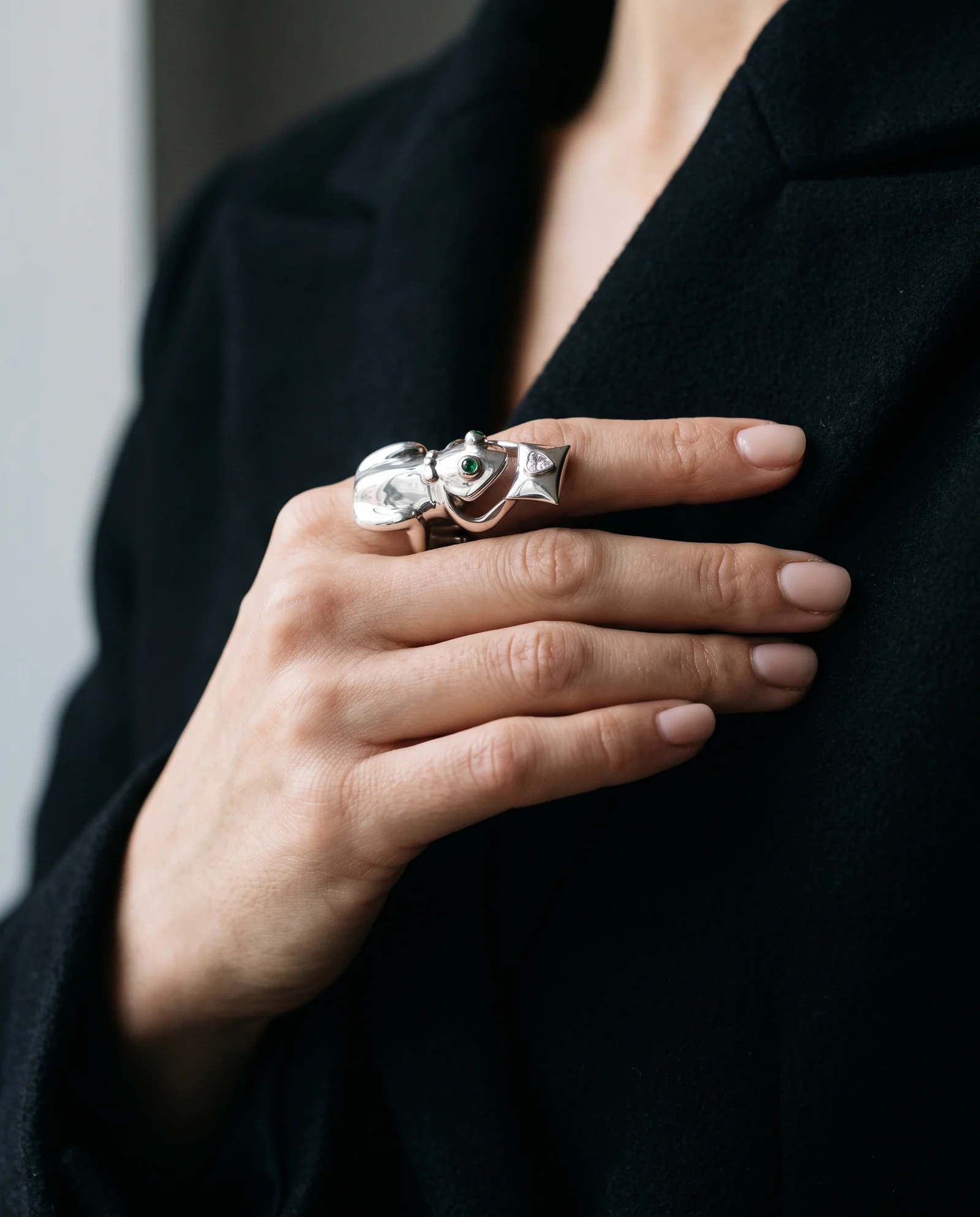 Le Crapaud, bague métal blanc poli miroir, pièce unique MILLE 618 N° 001 — portée