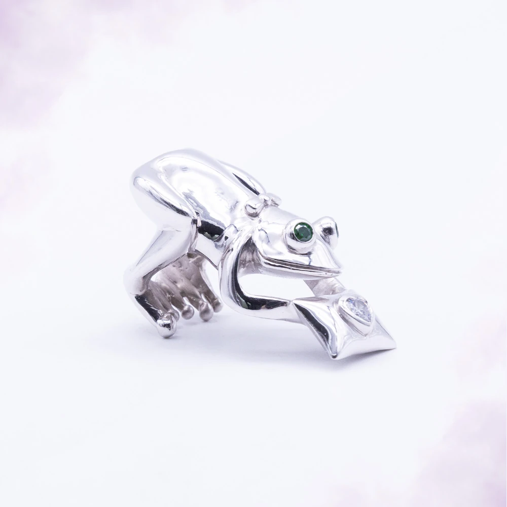 Le Crapaud, bague métal blanc poli miroir, pièce unique MILLE 618 N° 001 — photo d'atelier d'origine