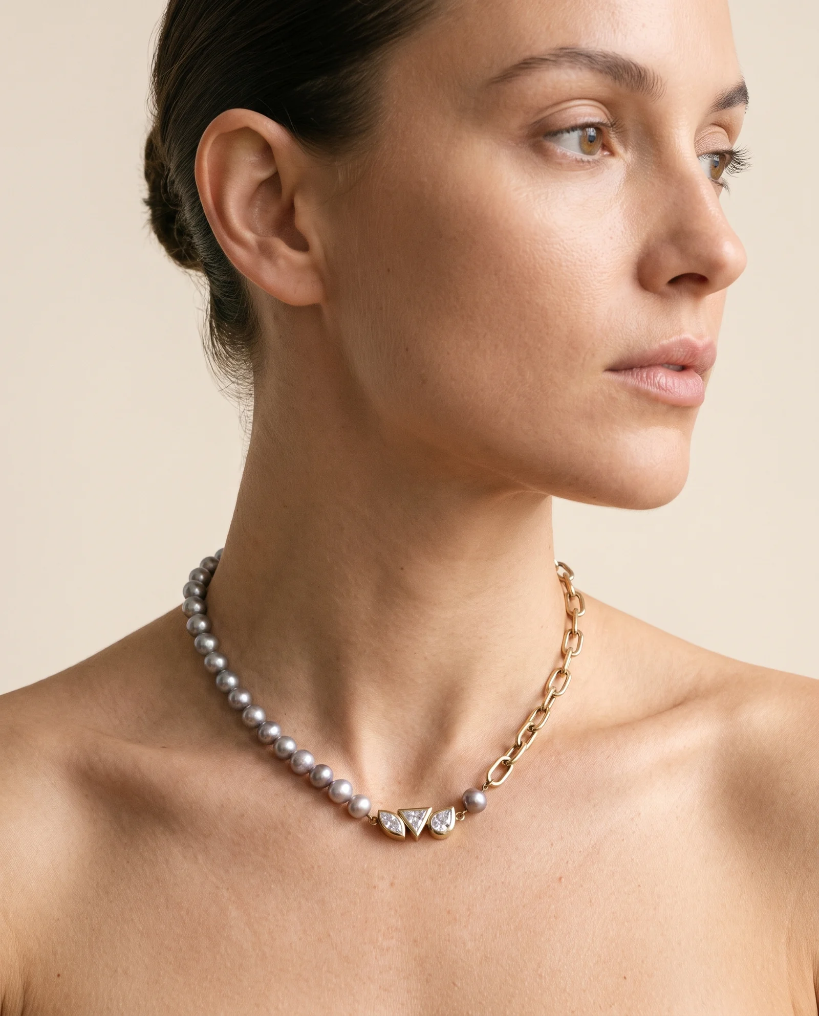 Le Fil, collier or jaune, maillons trombone, pièce unique MILLE 618 N° 023 — portée