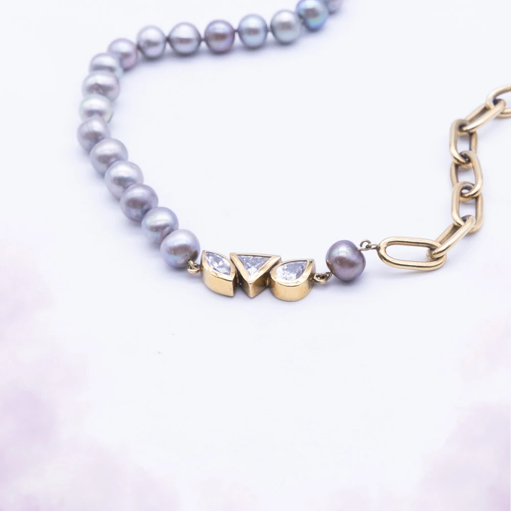 Le Fil, collier or jaune, maillons trombone, pièce unique MILLE 618 N° 023 — photo d'atelier d'origine