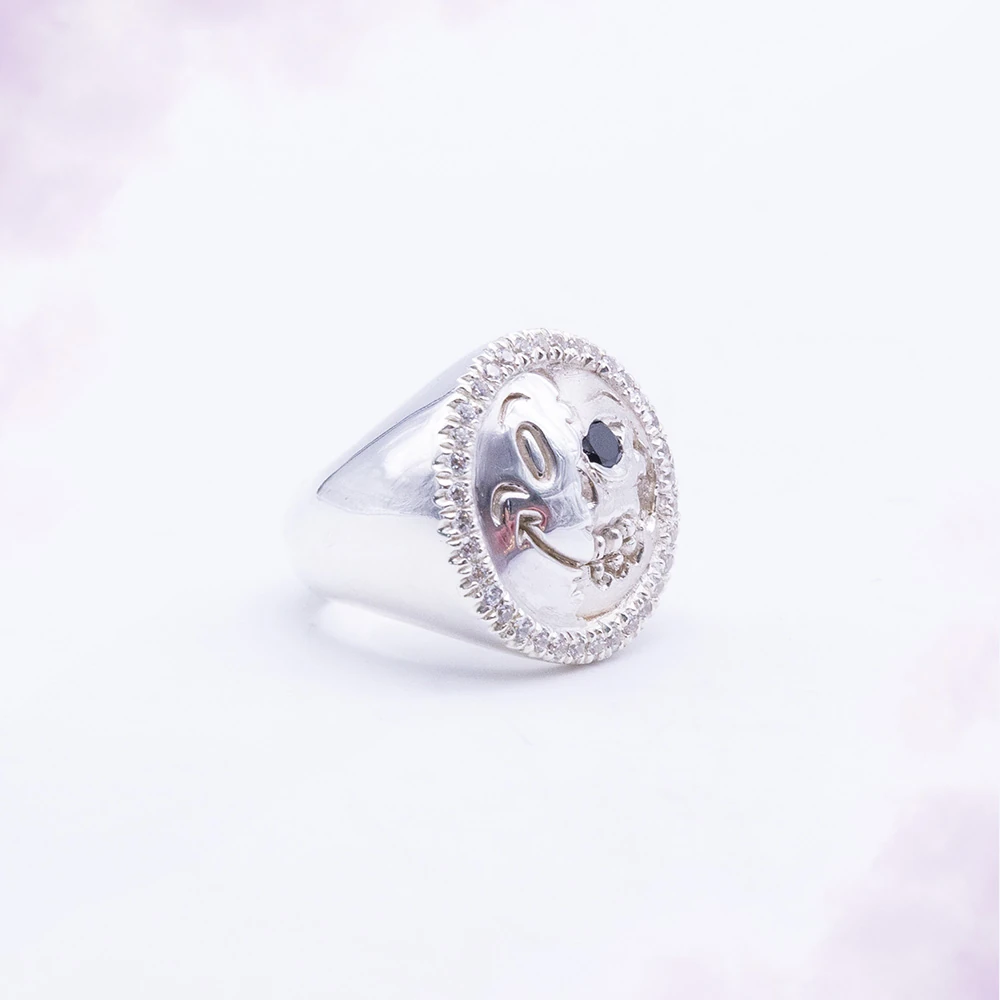 Le Rieur, chevalière métal blanc poli, pièce unique MILLE 618 N° 003 — photo d'atelier d'origine