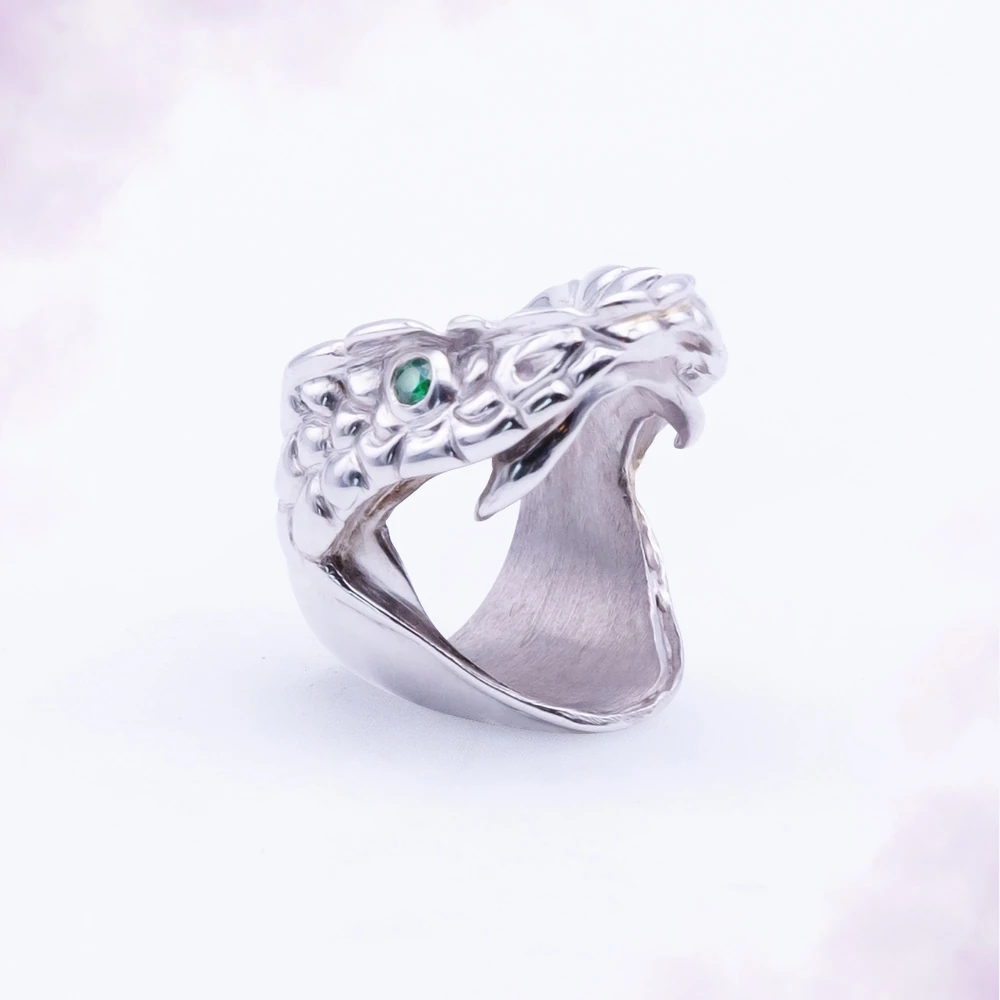 Le Serpent, bague or blanc ciselé, intérieur satiné, pièce unique MILLE 618 N° 002 — photo d'atelier d'origine